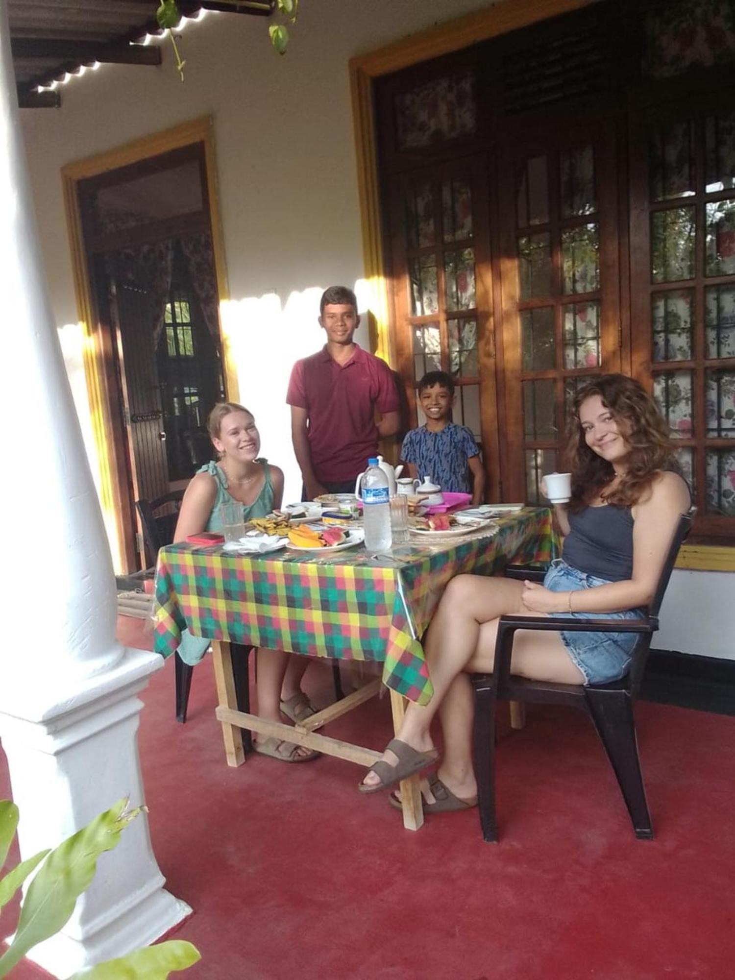 Sanu Home Stay Szigirija Kültér fotó